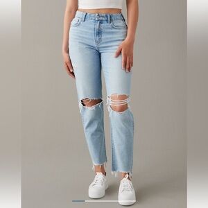 American Eagle Strigid Curvy Ripped Mom Jean